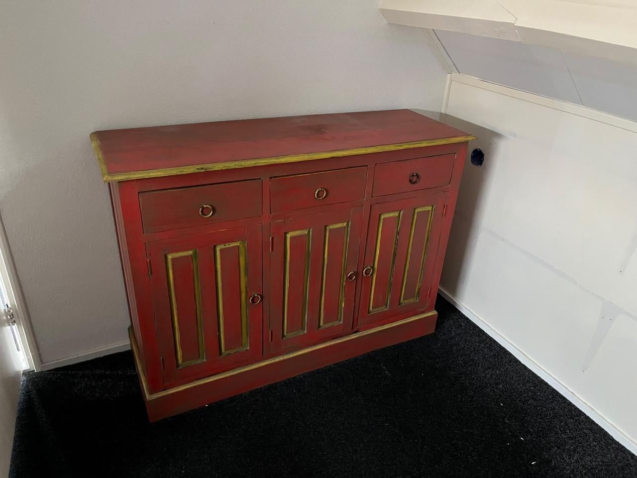Fraaie kast rood met gele accenten