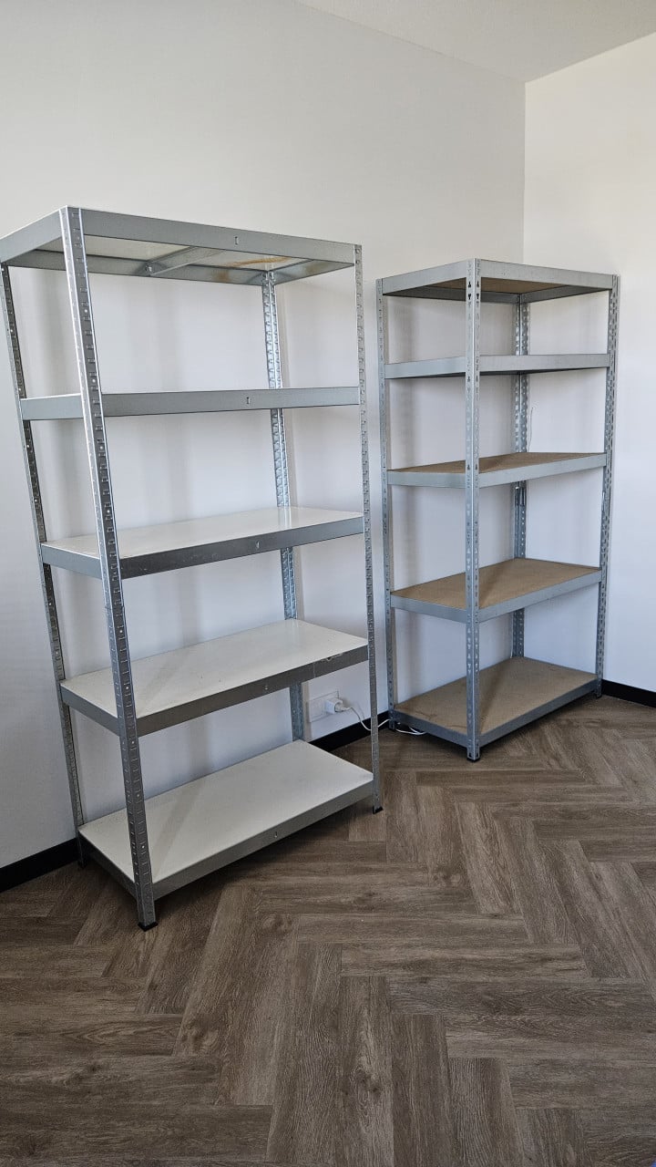 Metalen opbergrek met houten legplanken ( 2x )