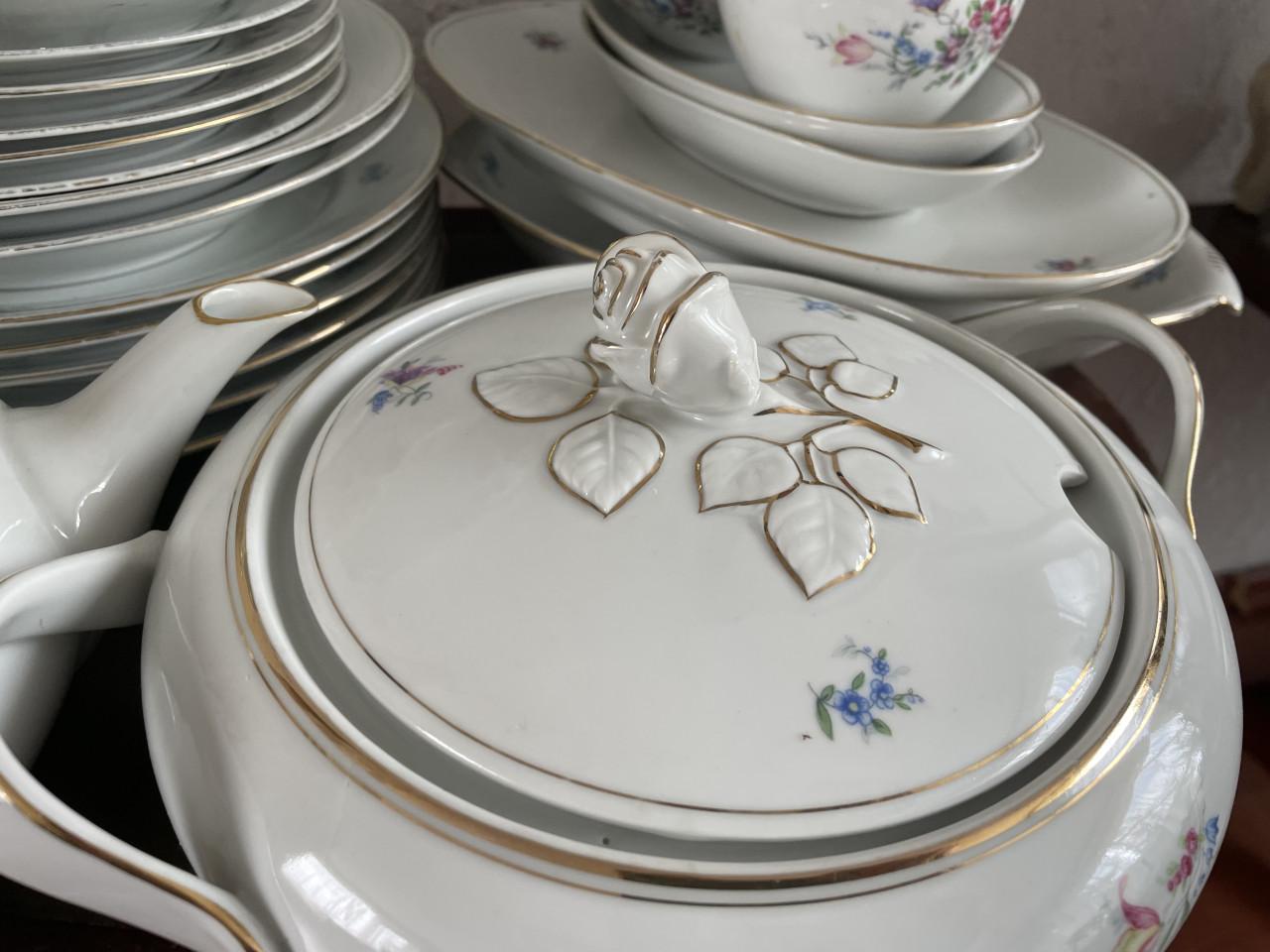 27 delig servies Zie tekst Borden, dekschalen en schalen Theepot etc