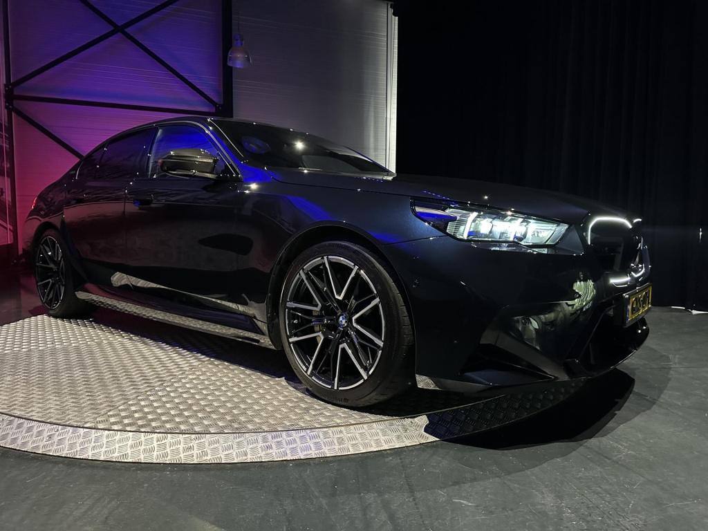 BMW M5 5-serie *limousine v8 m hybrid*carbon extr*b&w*alcantarahemel*nl-aut