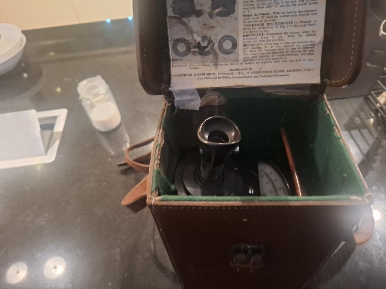 Cambridge Disappearing Filament Pyrometer met leren tas 100 jaar oud