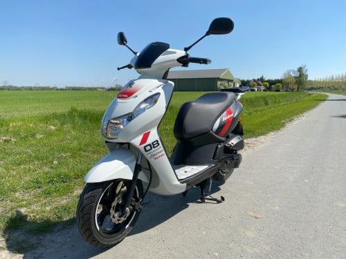 Peugeot Kisbee TCR Total-Racing uitv. 45KM Scooter (bj2020)