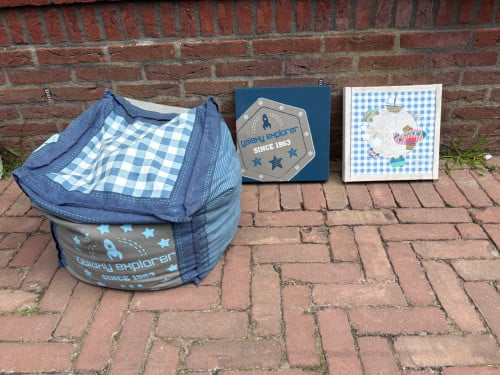 Zitzak en twee schilderijen van Stoer
