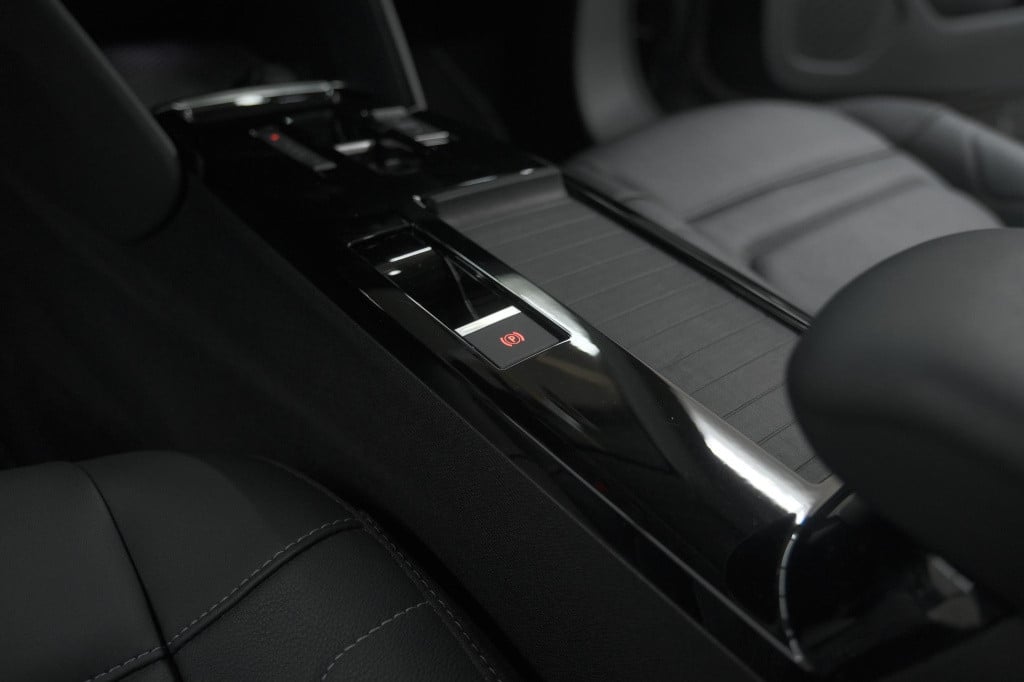 Citroen C4 puretech 130 eat8 shine | camera | dodehoekdetectie | head-up di