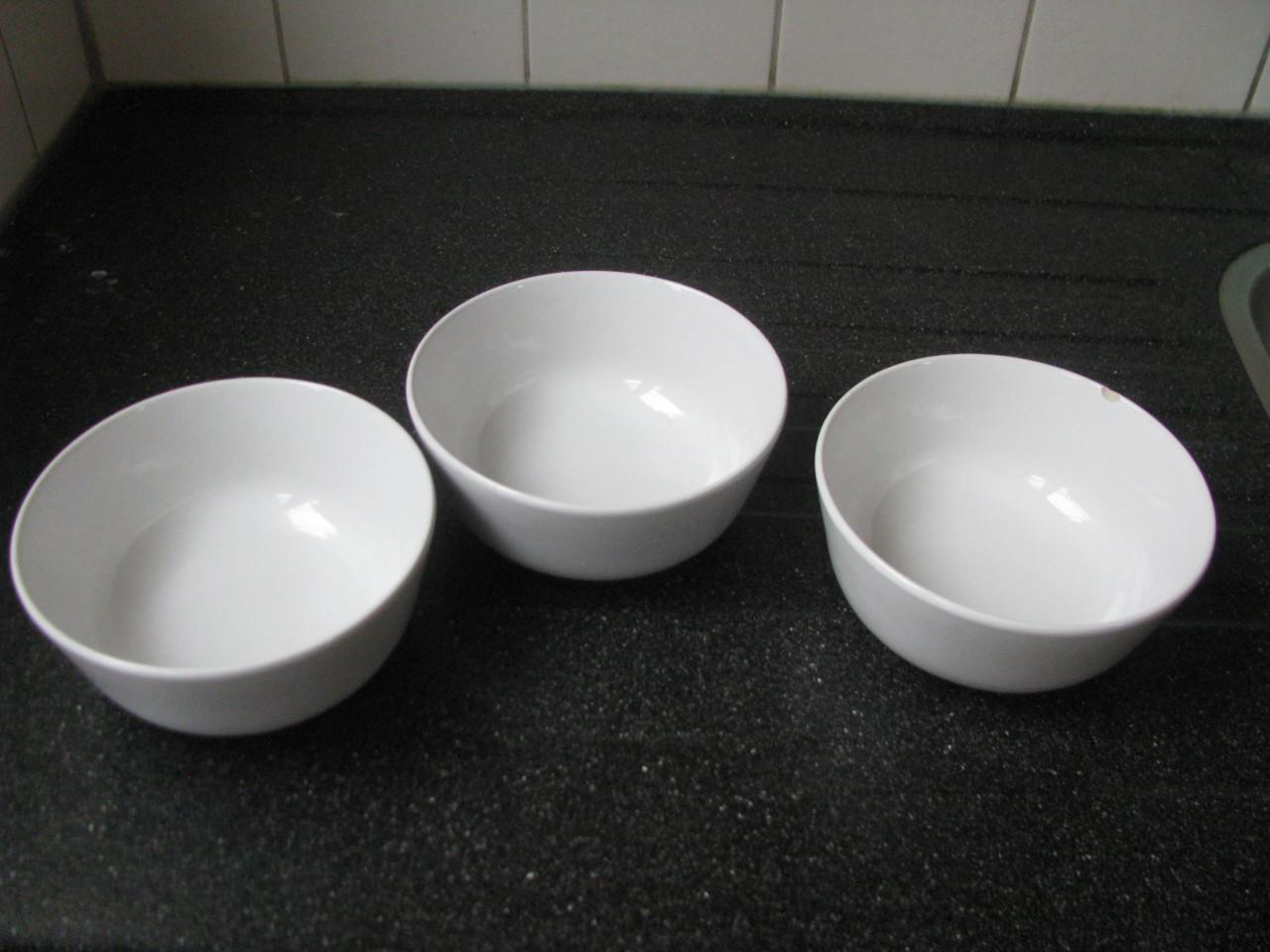 3 Witte aardenwerk schaaltjes.