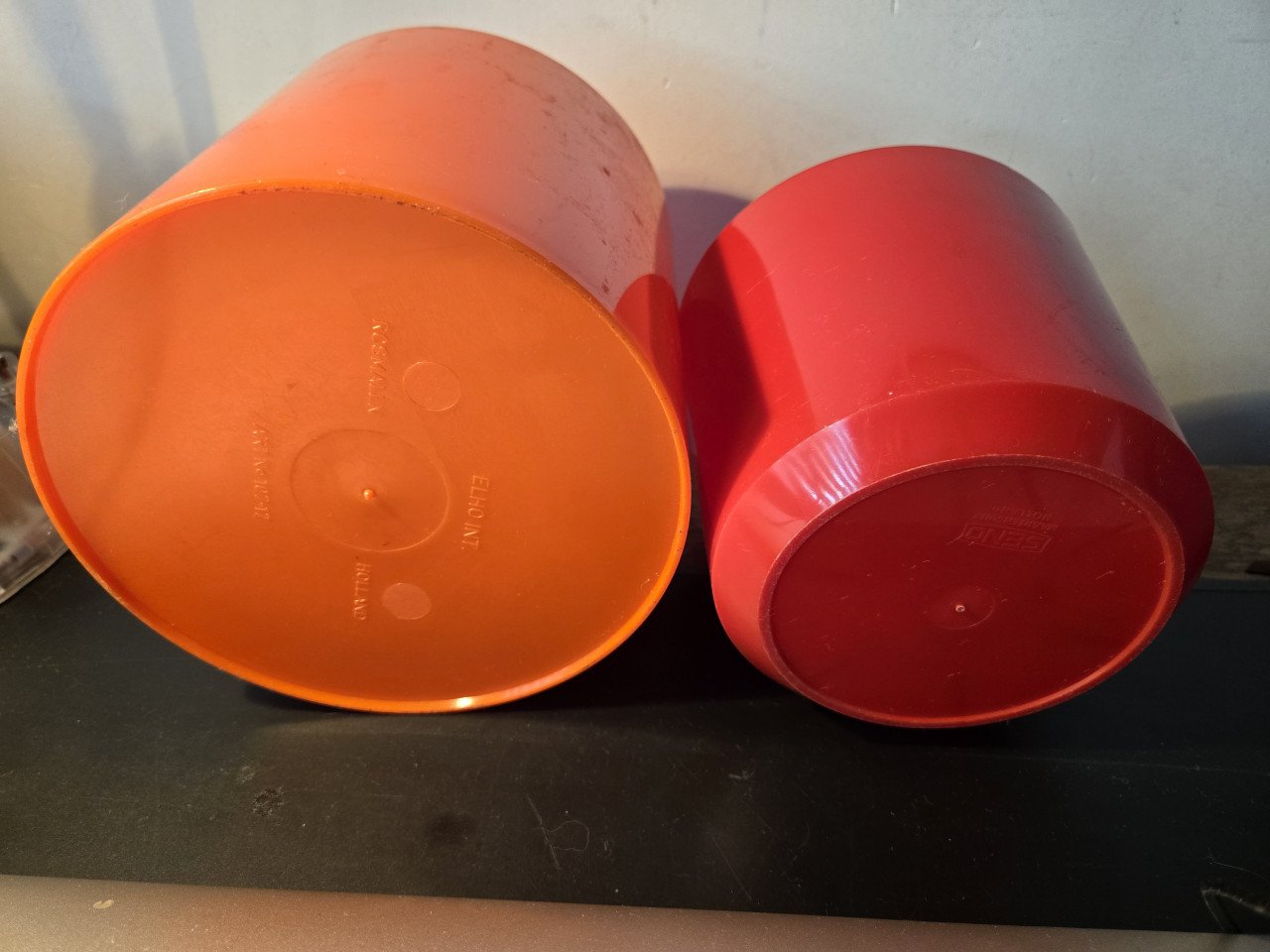 2 vintage plastic bloempot, oranje H15. rood H12.5 cm