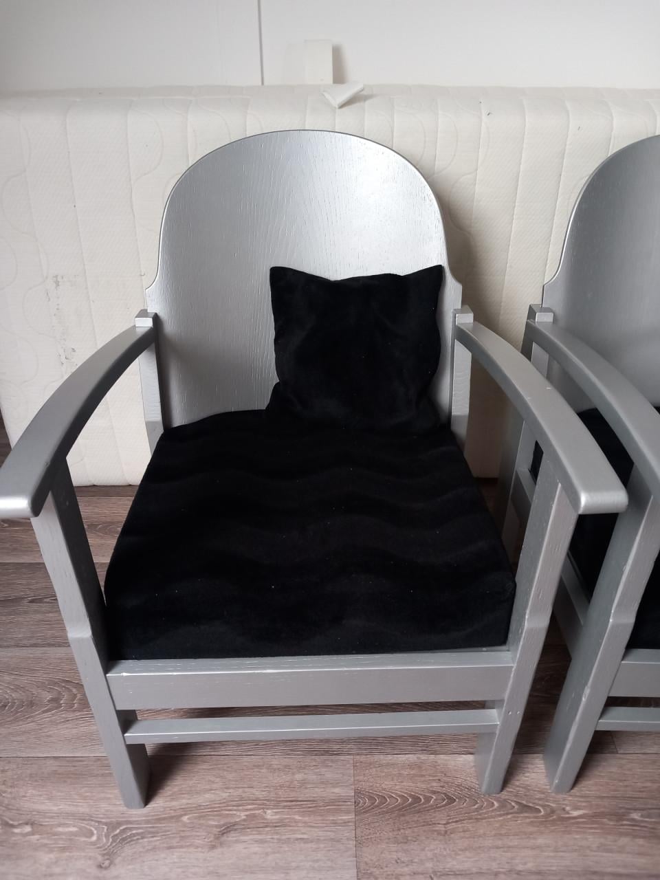 Gratis: 2 houten stoelen