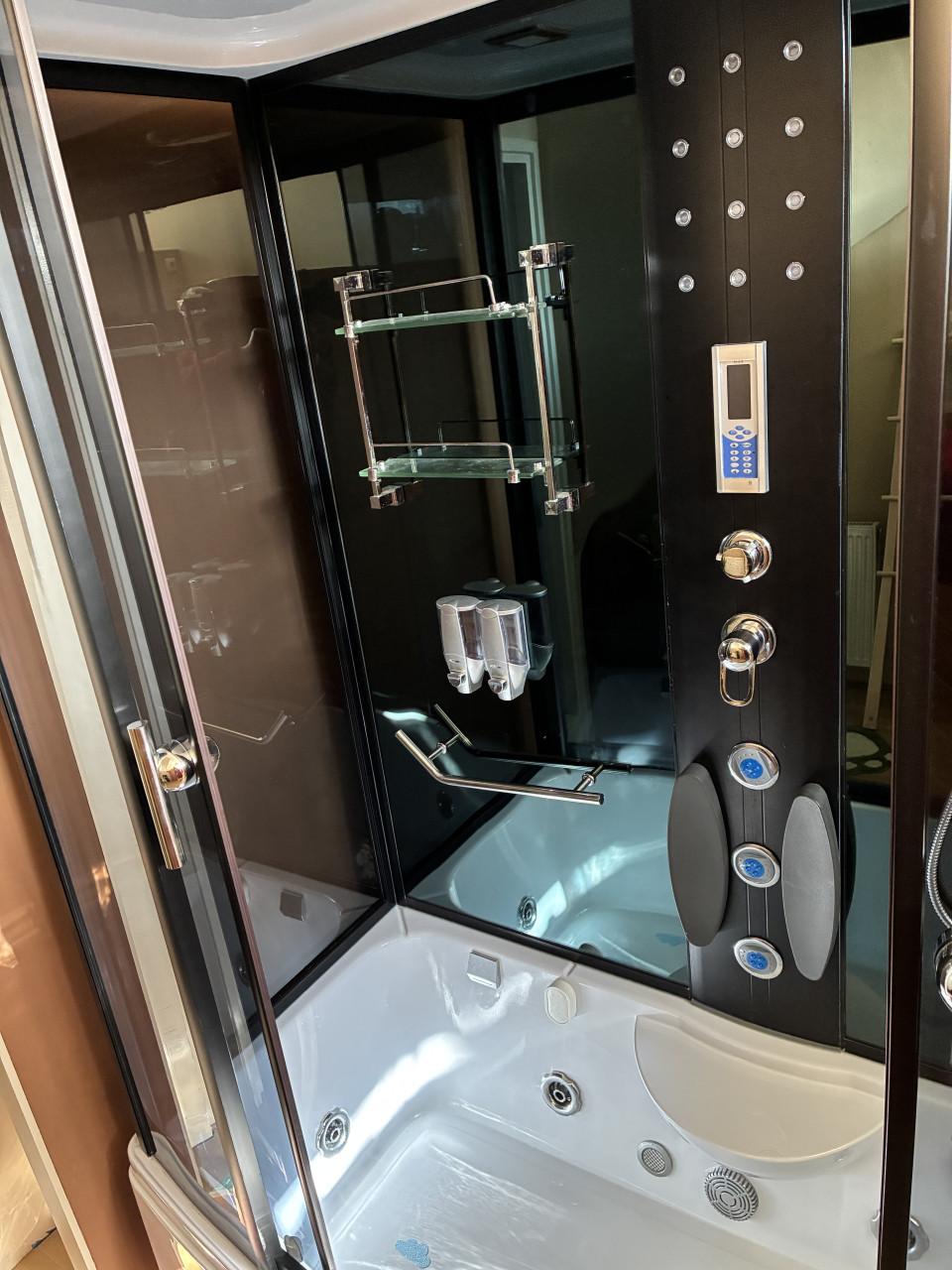 Bad-Douchecabine met whirlpool