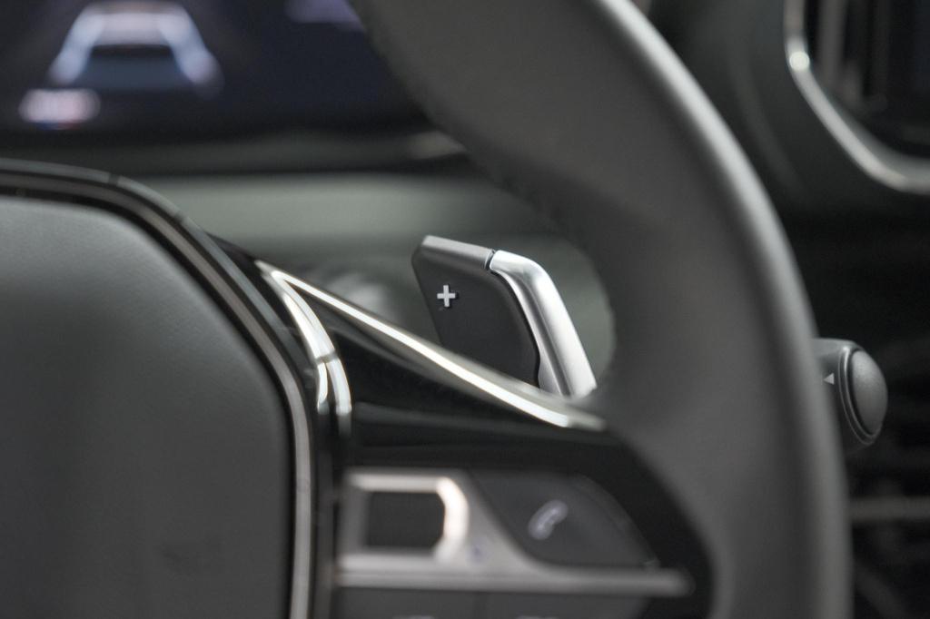 Peugeot 208 1.2 hybrid 110 e-dcs6 allure | apple carplay | parkeersensoren 