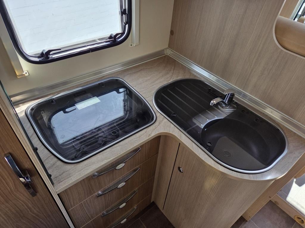 Burstner Onbekend but660 luifel | keuken | omvormer | toilet en douche | ru