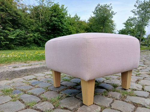 Gestoffeerde poef met houten poten