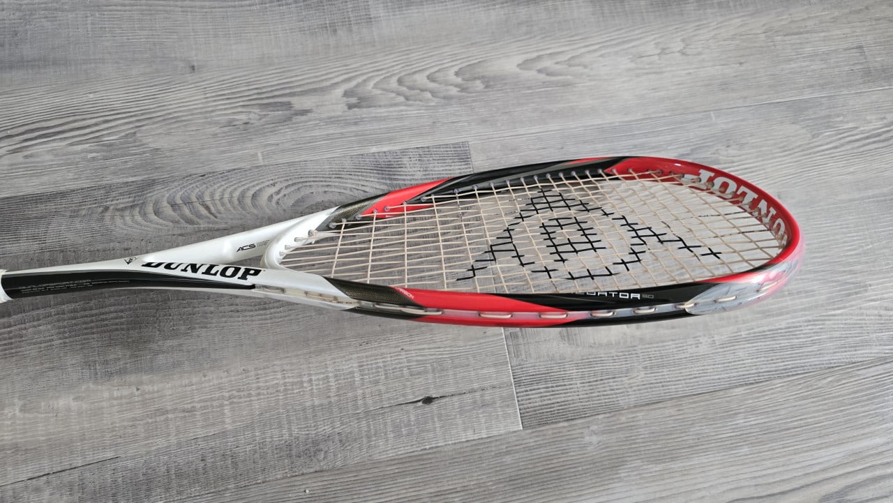 Dunlop Predator 50 Squashracket inclusief draaghoes en 3 ballen.