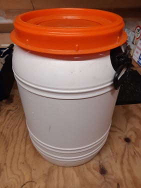 Voederton 80cm hoog 40cm breed