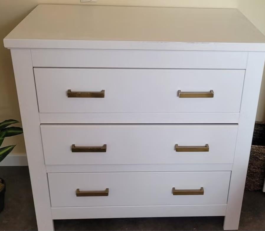 Leuk wit ledikant Bopita en commode te koop aangeboden