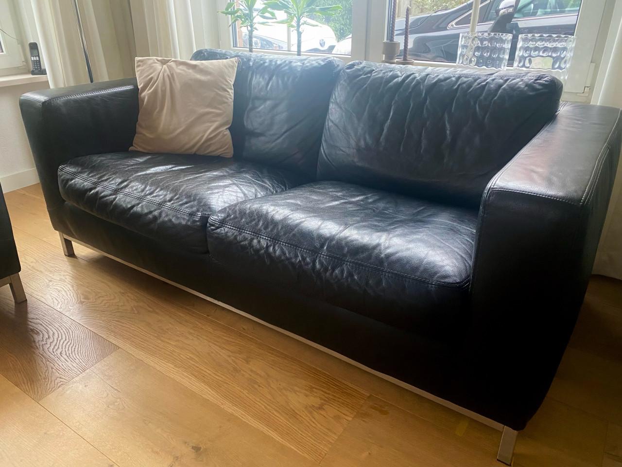 Moderne lederen bank en stoelen