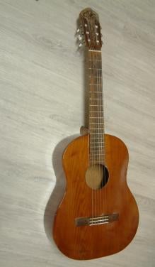 Gitaar  cedrhouten boven zijde  mooi klank