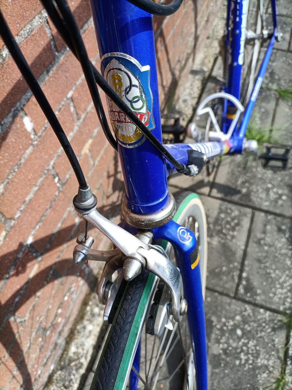 Racefiets. Merk Pinarello (Italië). Licht gewicht. Fiets ziet er goed uit.