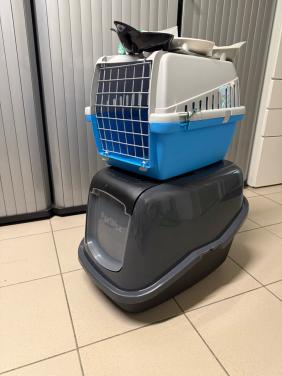 Kattenbak, reismand en drie voerbakjes