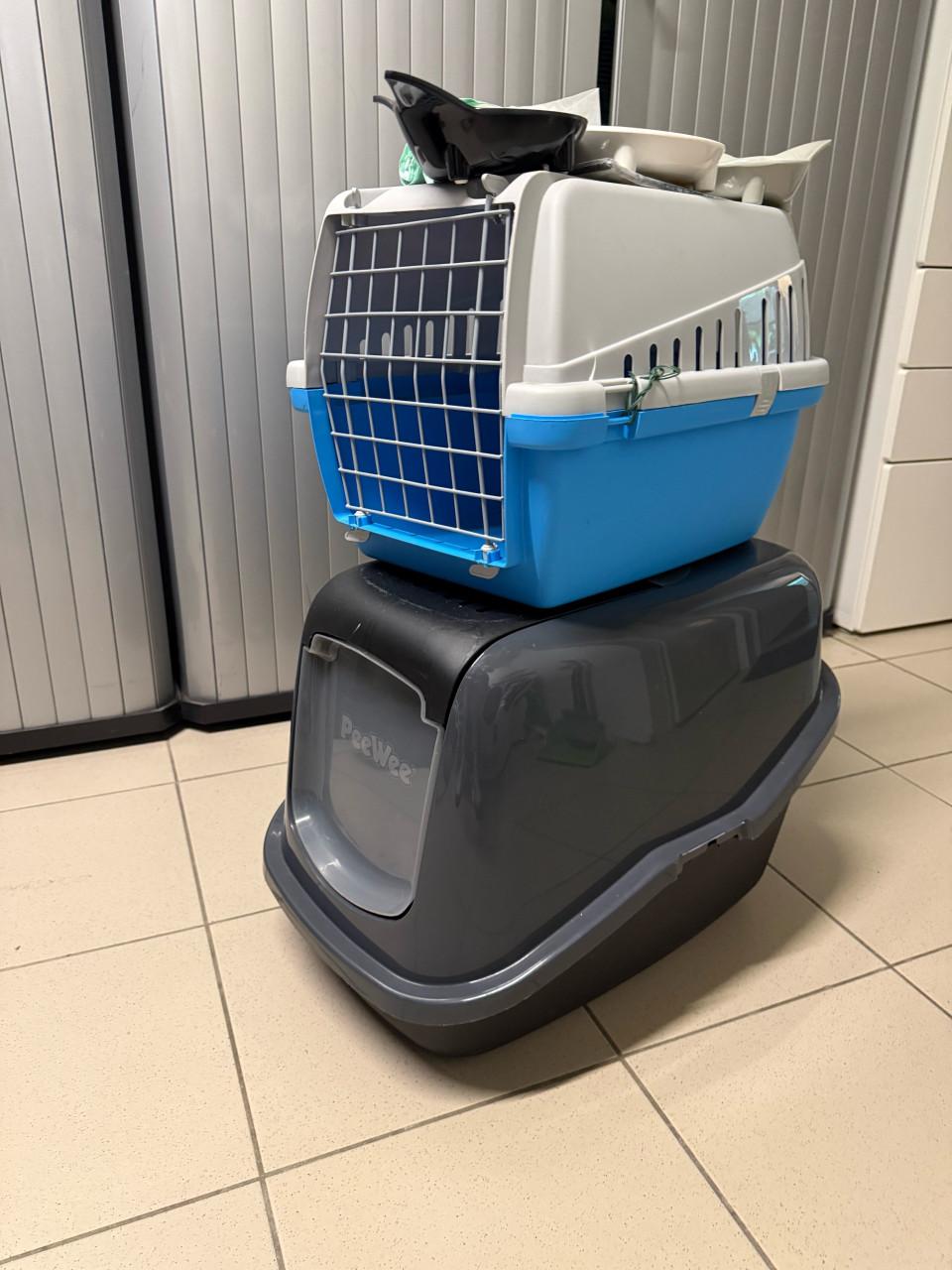 Kattenbak, reismand en drie voerbakjes