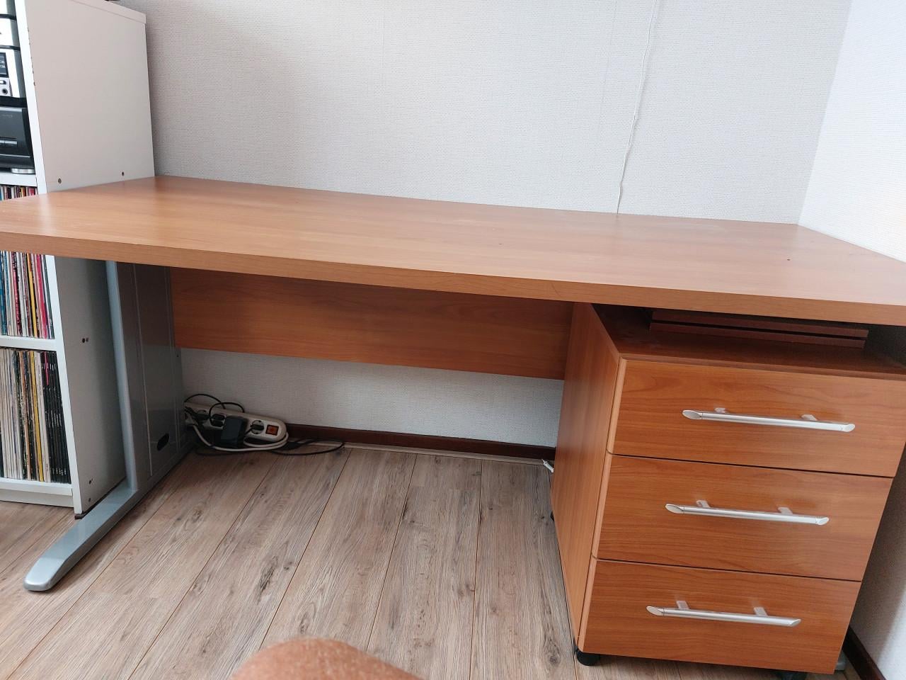Bureau met ladeblok