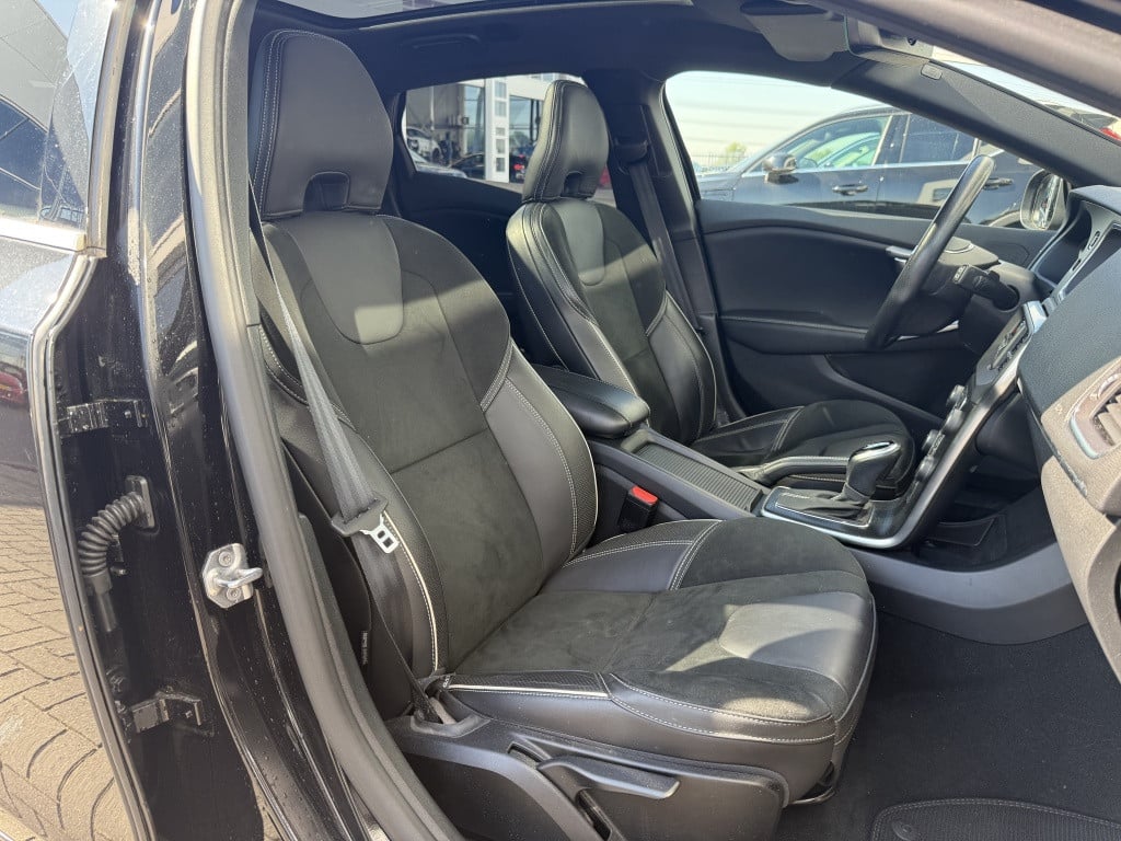 Volvo V40 t3 153pk aut6 polar+ sport| panodak| camera| h&k sound| keyless|