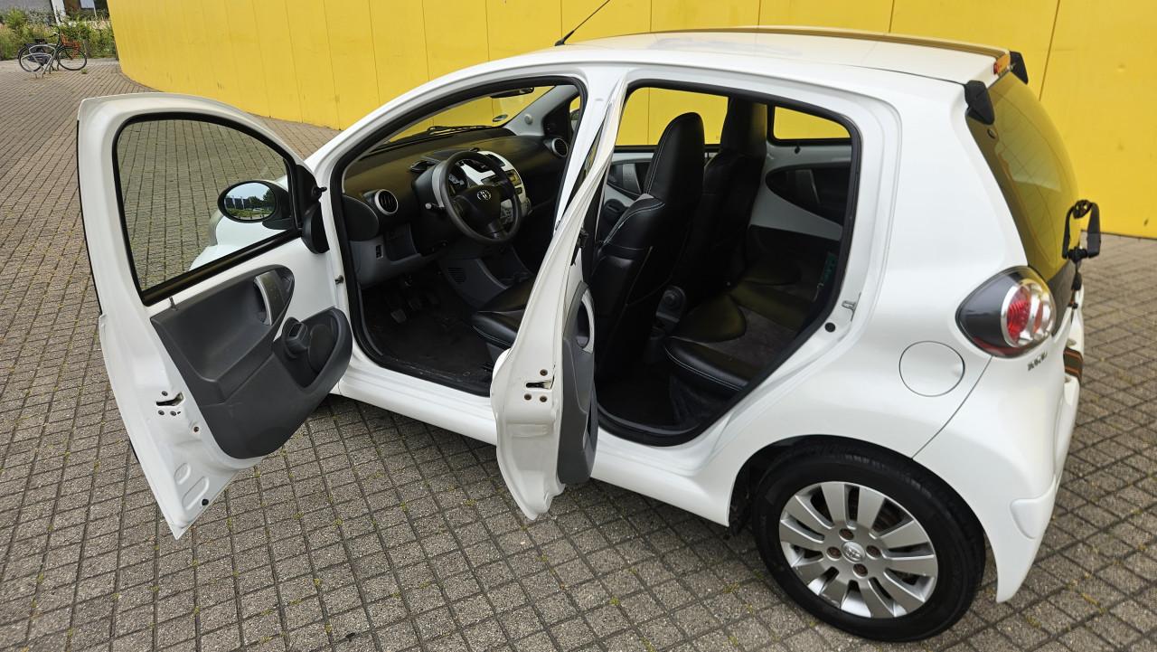 Zuinige TOYOTA AYGO 1.0 vvti Luxe X-cite White / 97.936 km !