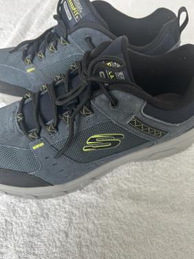 Paar echte sneakers en paar modieuze schoenen