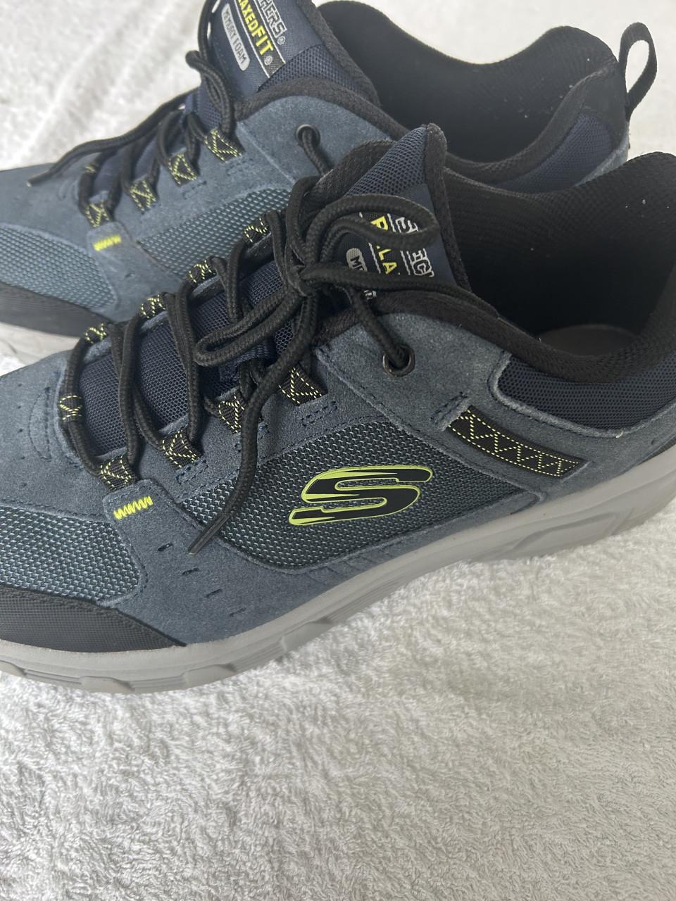 Paar echte sneakers en paar modieuze schoenen