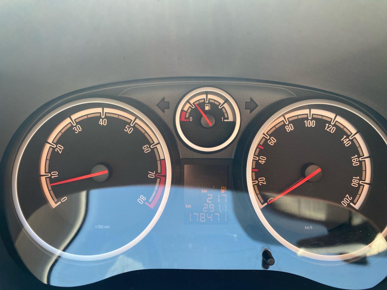 Opel corsa 1.2 3d netjes nap rijd goed