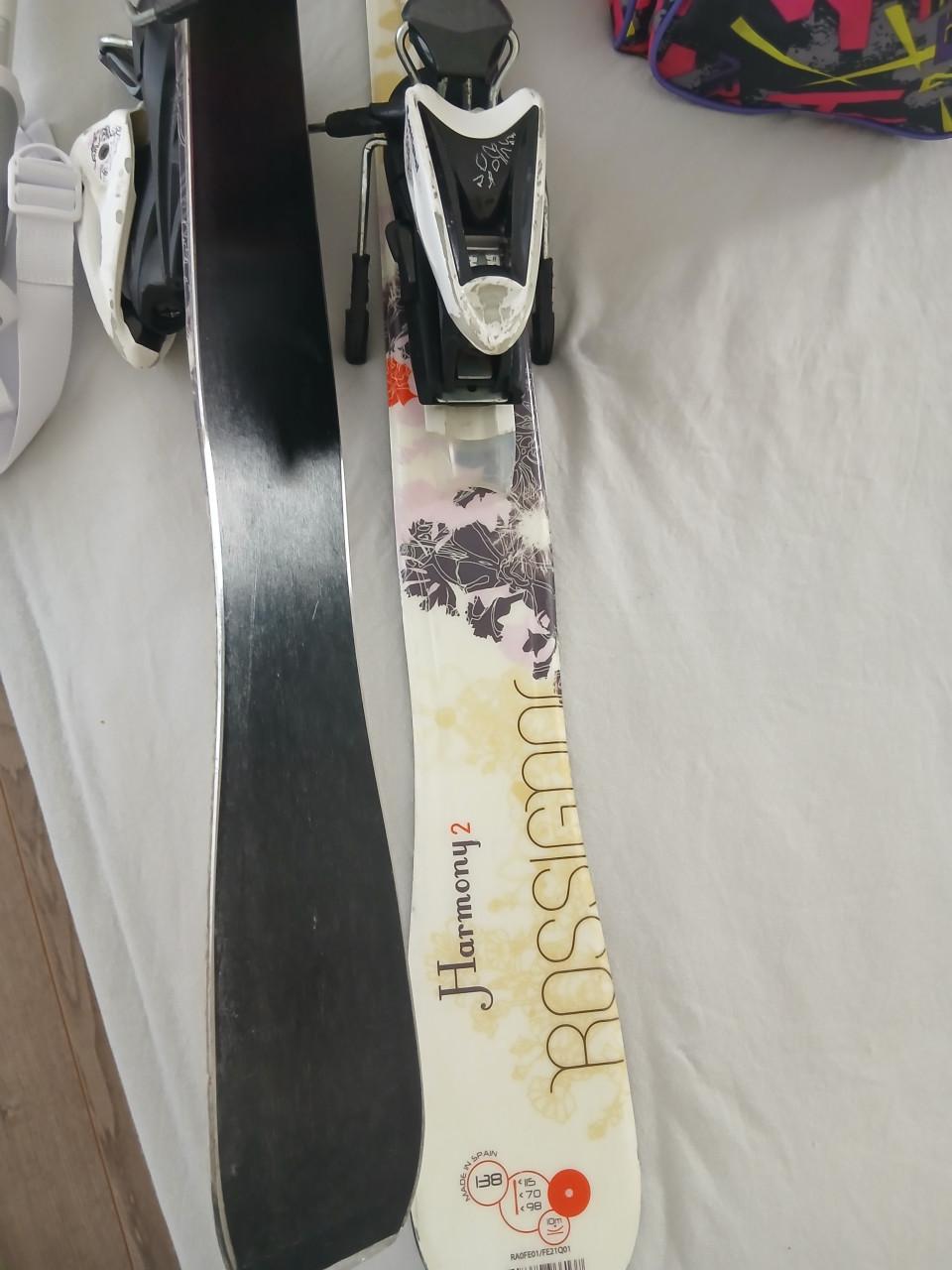 Skies, schoenen, stokken, jack en broek en helm wegens stoppen met skien