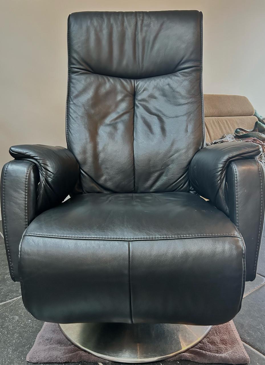 Prominent leren relaxfauteuil / sta op stoel