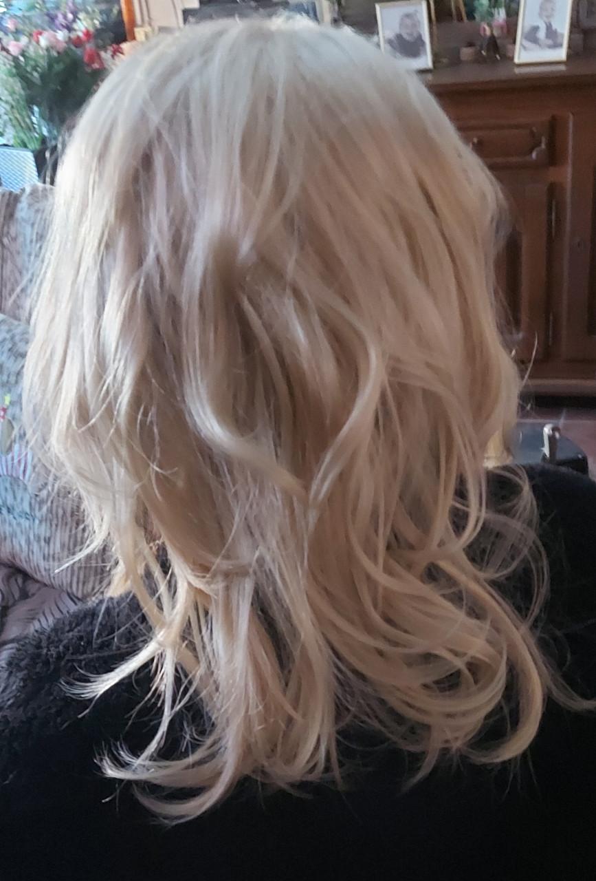 Half lange pruiken. NIEUW.