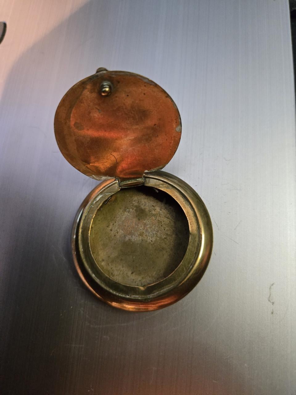Vintage koperen snuifdoosje met een scharnierend deksel, Ø5cm