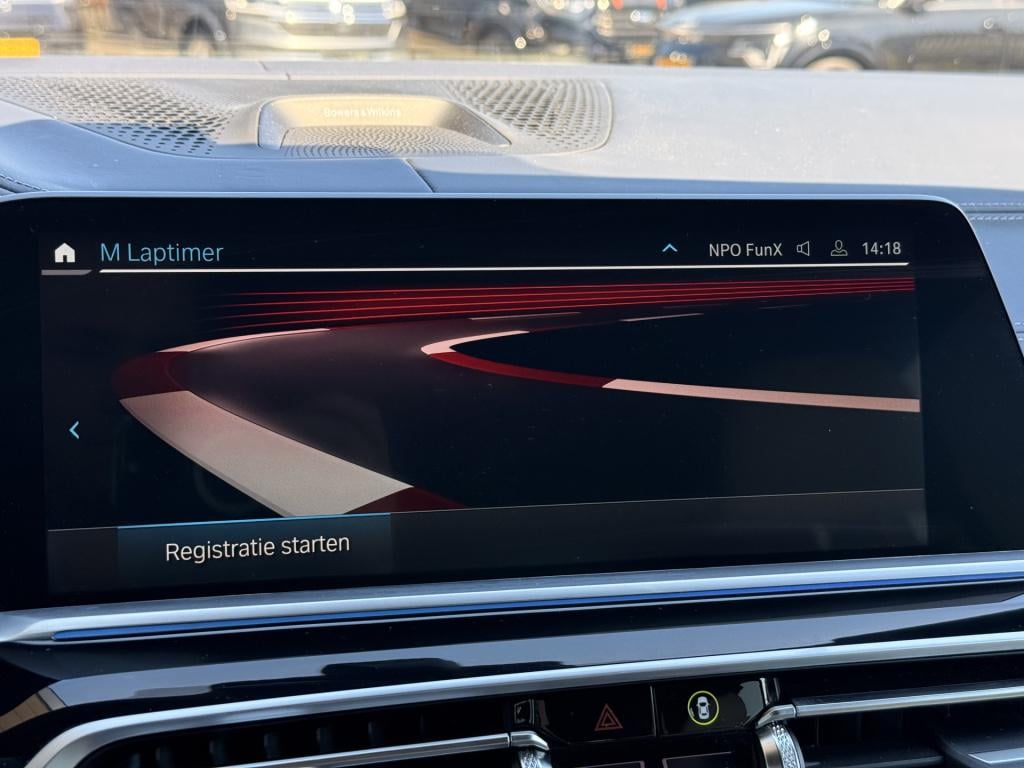 BMW X5 xdrive45e m-sport individual | b&o | sky lounge | luchtvering | mass