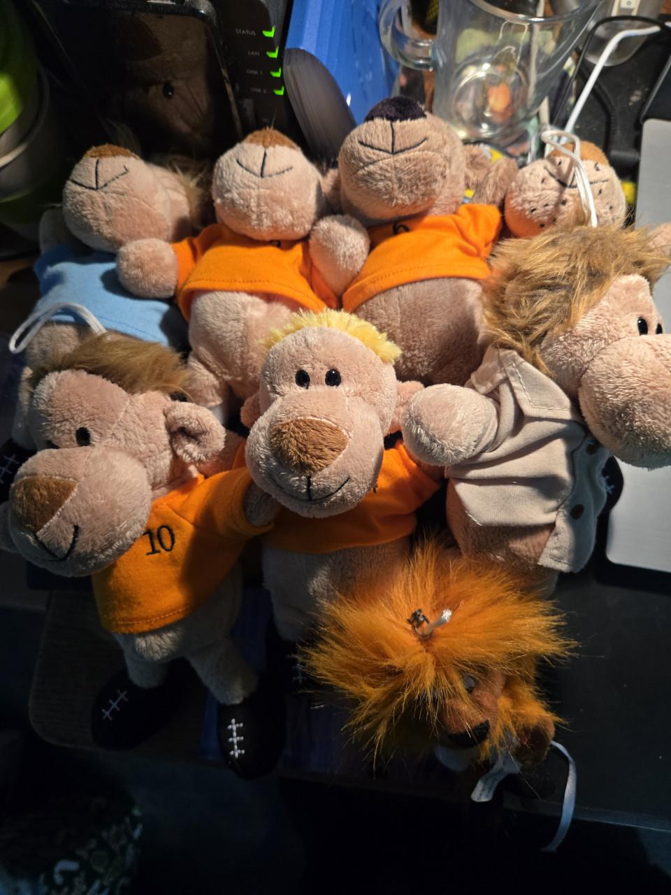 7 stuks oranje leeuwen voetbalknuffels 20cm Nrs: 1 3 6 9 10 14 en coach