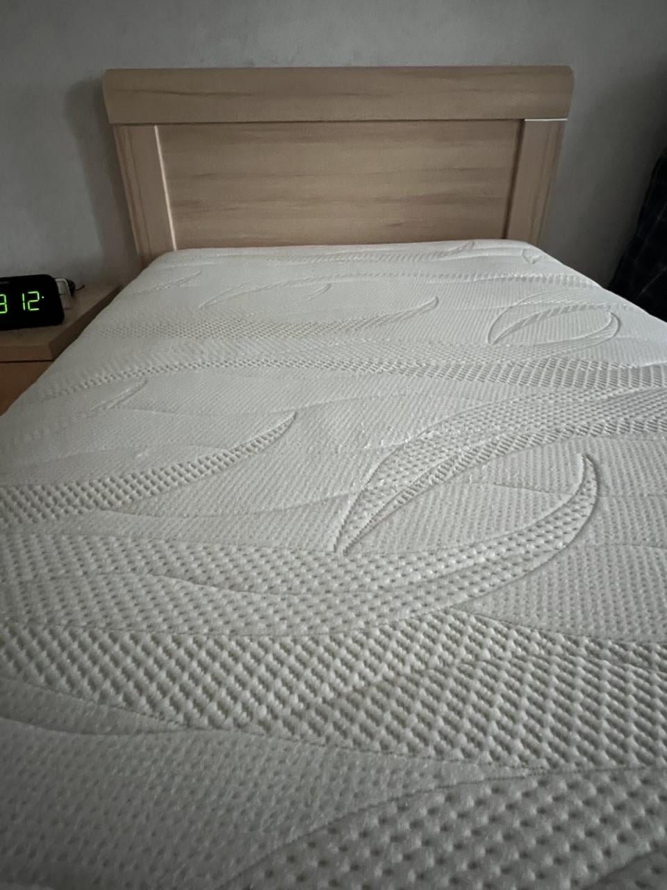Eiken ledikant+verstelbare lattenbodem. Incl. matras/nachtkastje