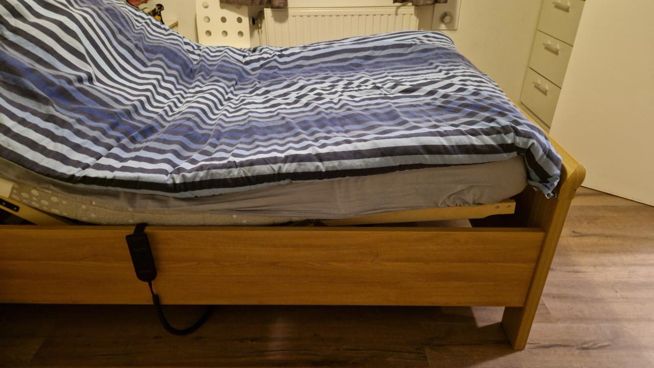 Bed met bijbehorend nachtkastje