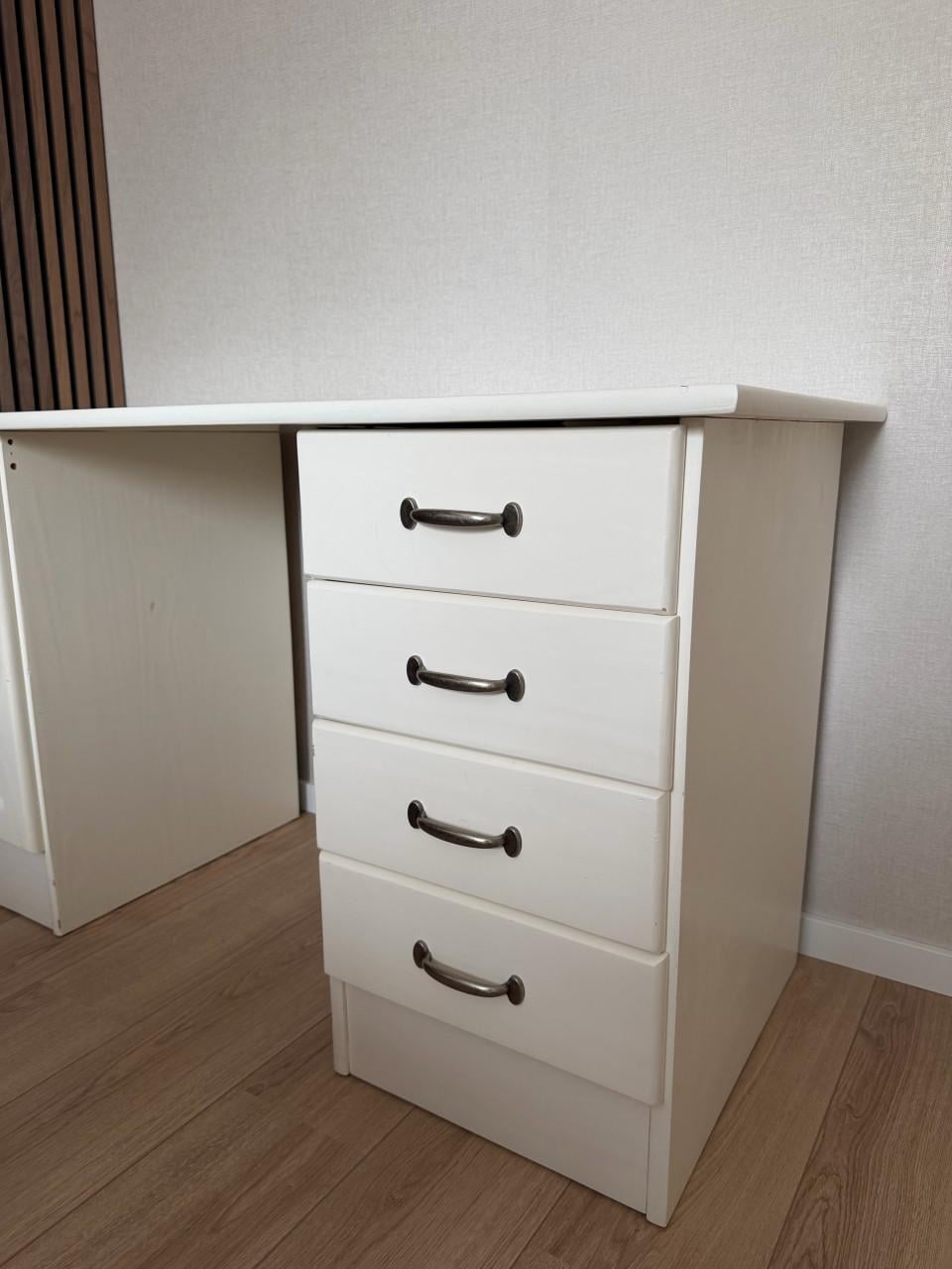 Bureau wit incl. bureaustoel