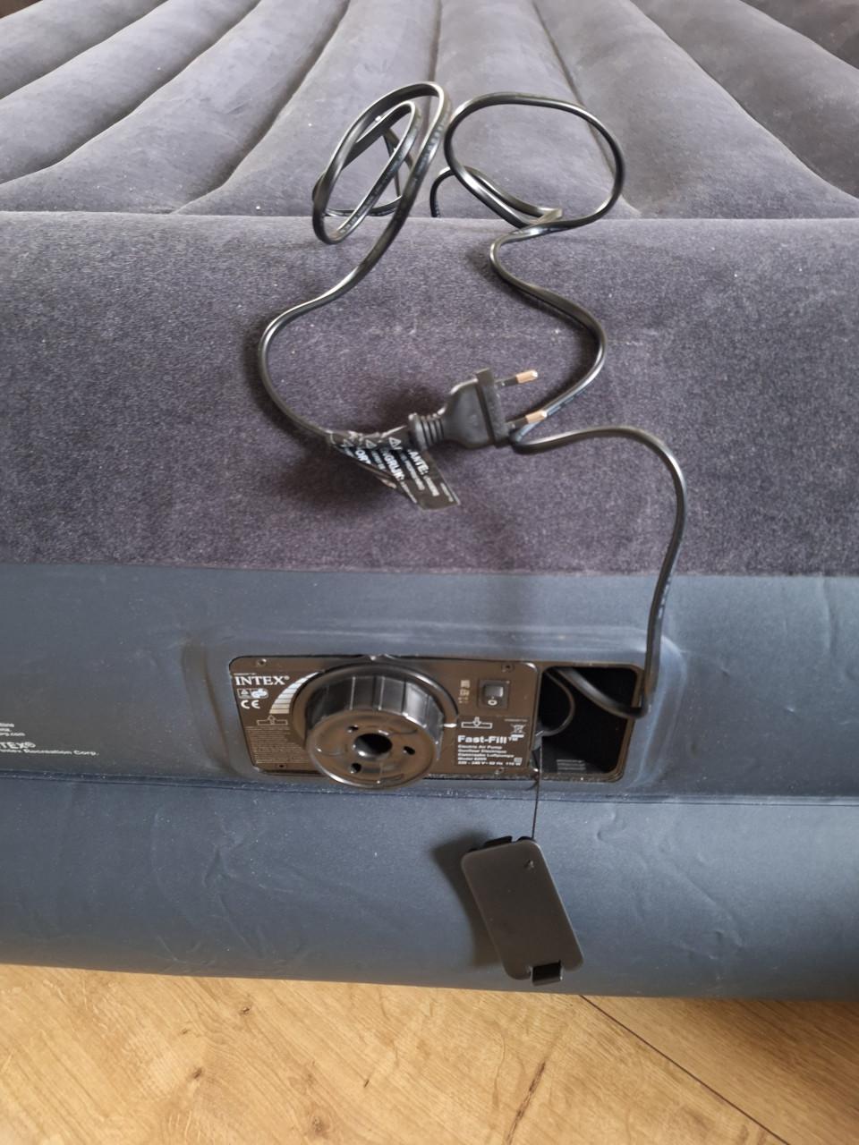 Luchtbed met elektrische pomp