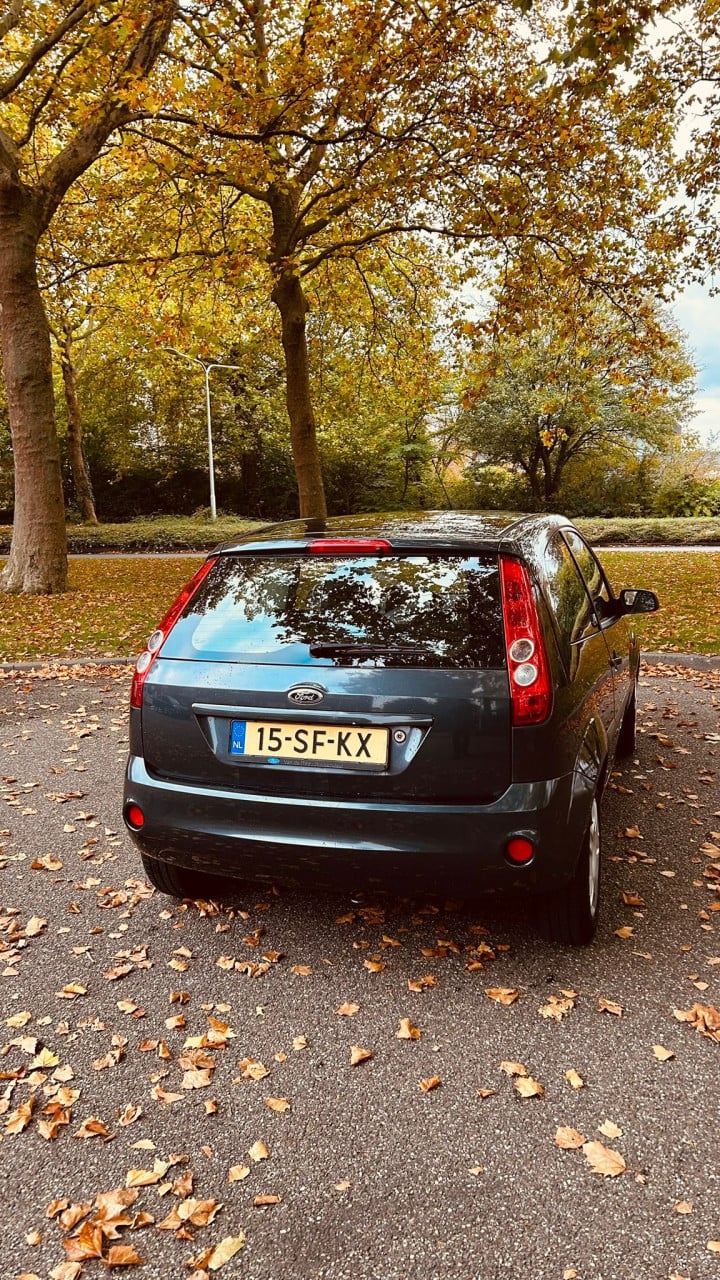 🚗 Ford Fiesta 1.6 benzine – 2005 – Rijdt en schakelt uitstekend!
