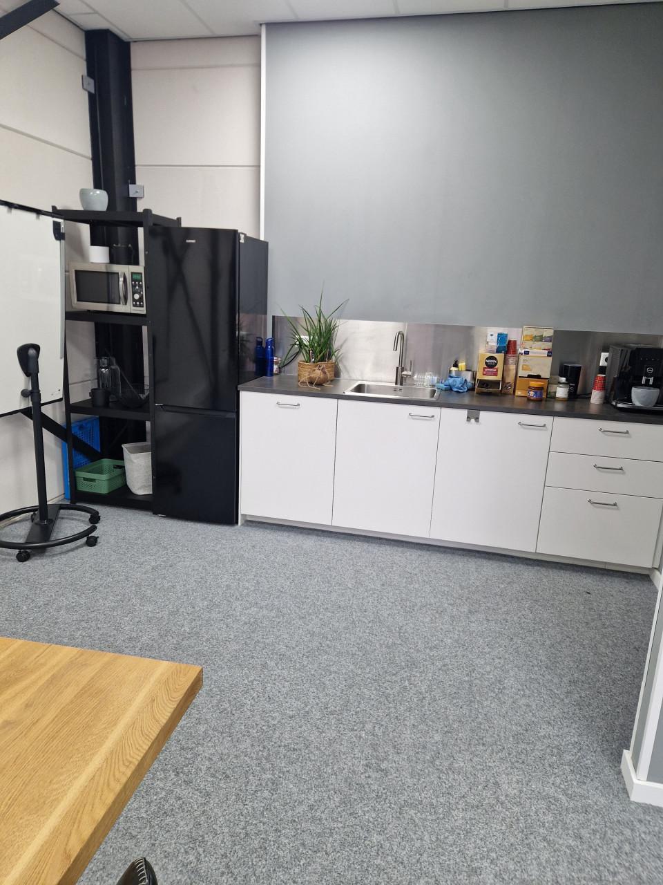 Loods met kantoorruimte