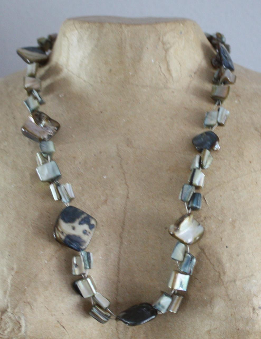 Ketting met groen tinten kralen