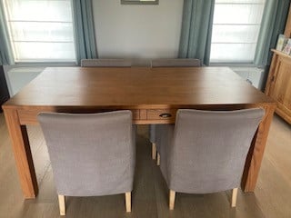 Houten tafel 180 x 90 cm en vier stoelen landelijke stijl