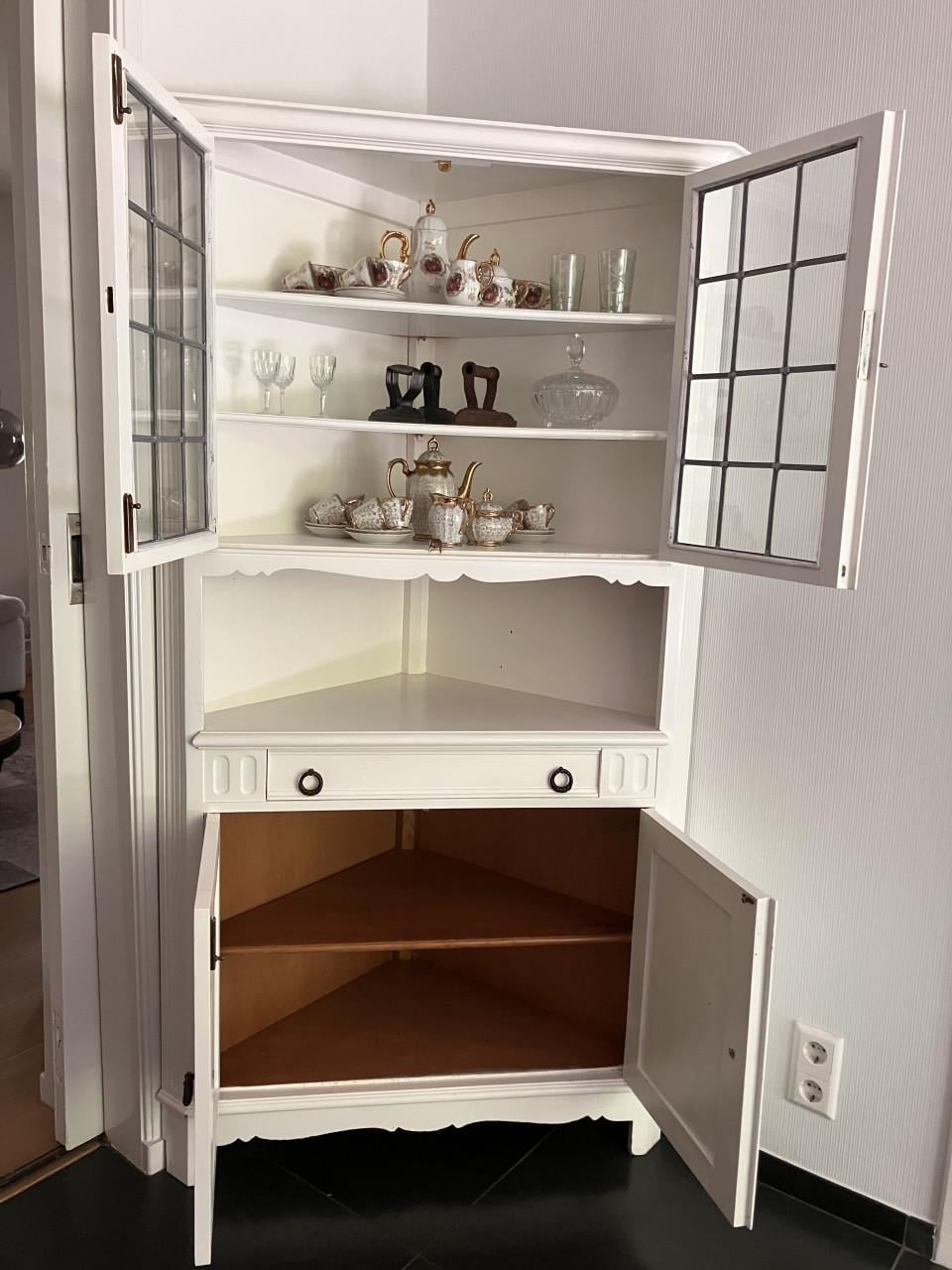 Witte hoekkast met glas-in-lood details
