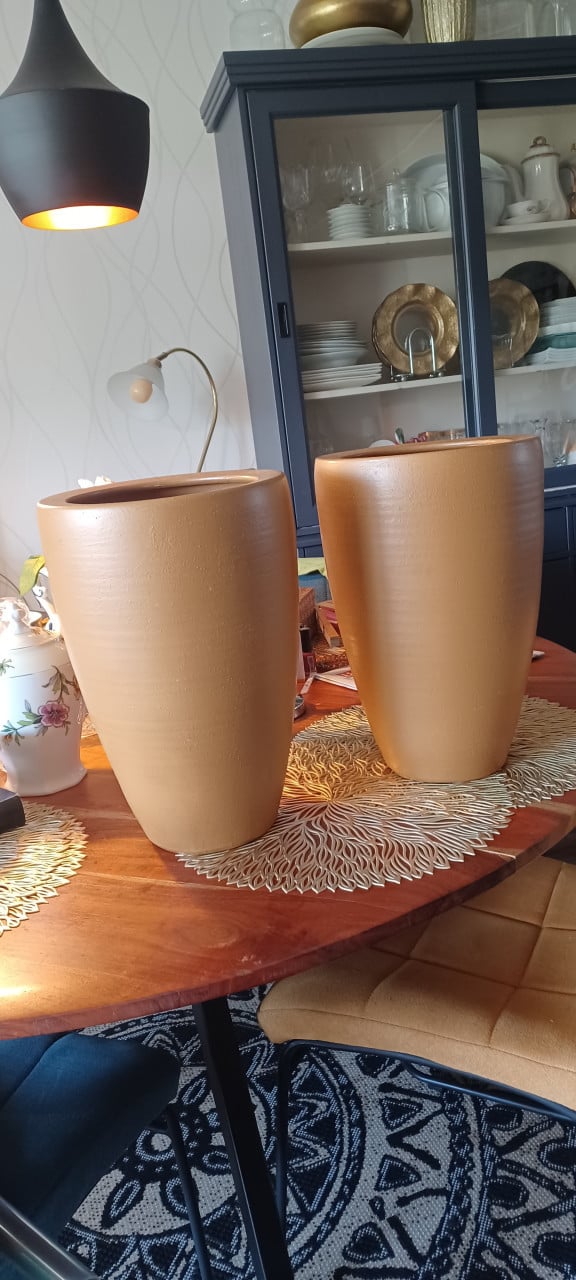 2 Grote bloempotten okergeel 10,--€