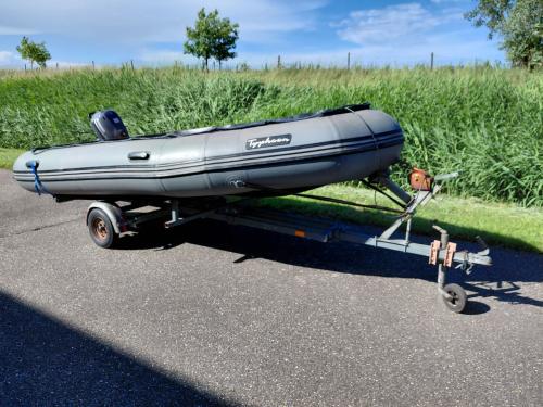 Rubberboot met trailer en buitenboordmotor.