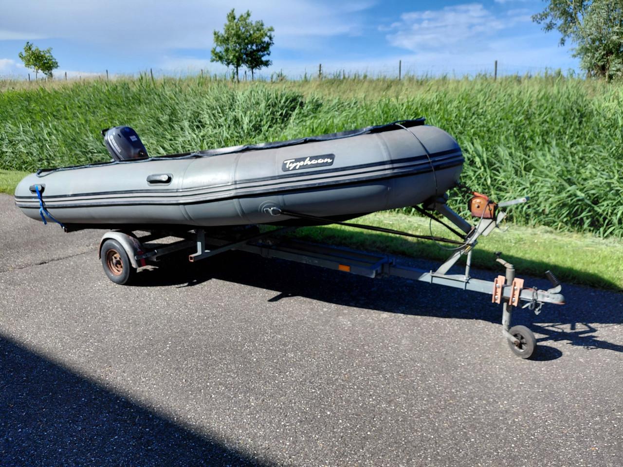 Rubberboot met trailer en buitenboordmotor.