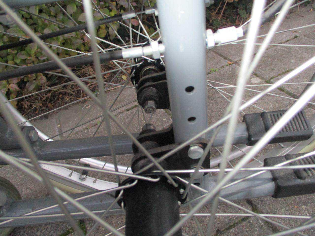 Rolstoel met handremmen en omklapbare duwhandgrepen