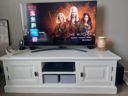 TV-meubel in antique witte krijtverf