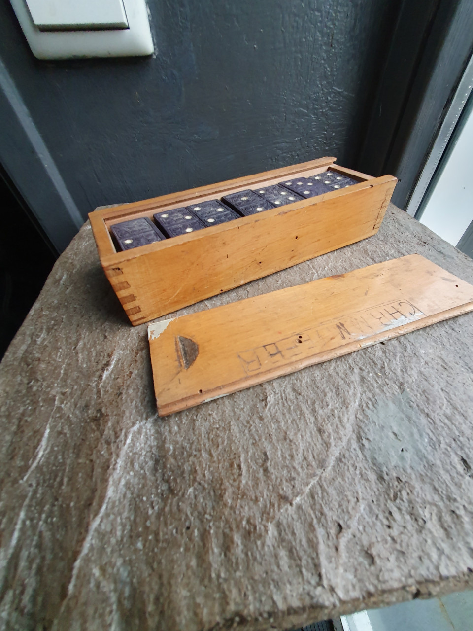 Mooi antiek domino spel, compleet 28 stenen, in houten doos